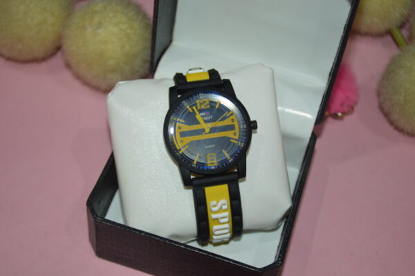 casual watch fashionable time piece for men